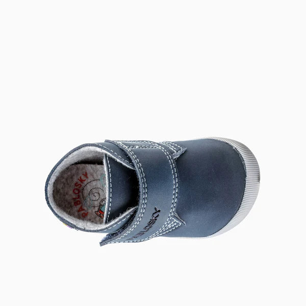 Vista superior da bota Pablosky Barefoot Nobuck Tech Marino, evidenciando o fecho aderente e o interior aconchegante.