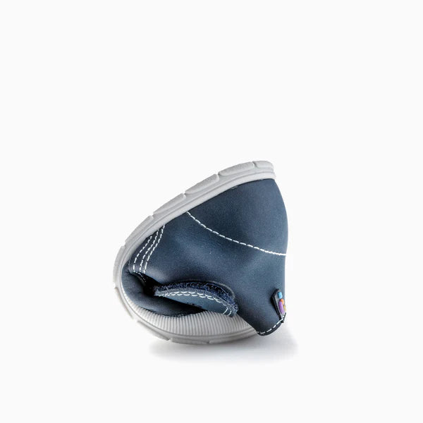 Imagem da bota Pablosky Barefoot Nobuck Tech Marino completamente dobrada, ilustrando a extrema flexibilidade da sola SUPERFLEX.