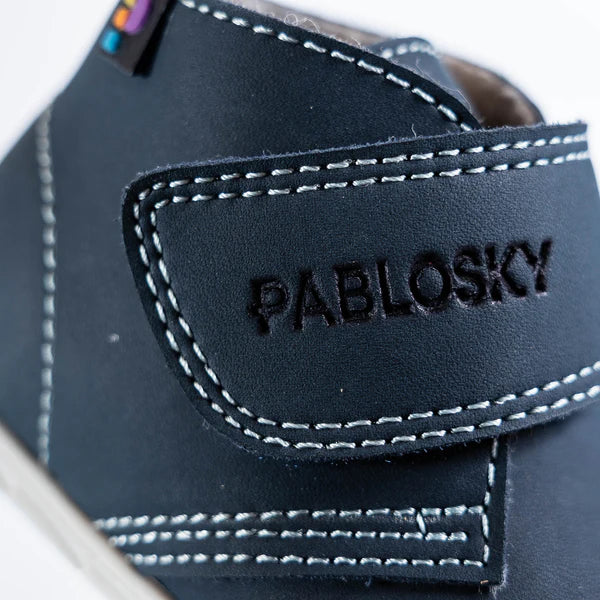 Detalhe do fecho aderente (velcro) da bota Pablosky Barefoot Nobuck Tech Marino, com o logótipo Pablosky em relevo.