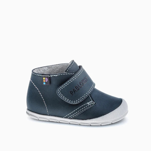 Bota Pablosky Barefoot Nobuck Tech Marino, vista lateral, com fecho aderente e sola flexível, ideal para o desenvolvimento saudável dos pés de bebé.