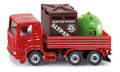 Miniatura SIKU de um camião de recolha de reciclagem vermelho, transportando um contentor de papel castanho e um ecoponto verde na sua plataforma.