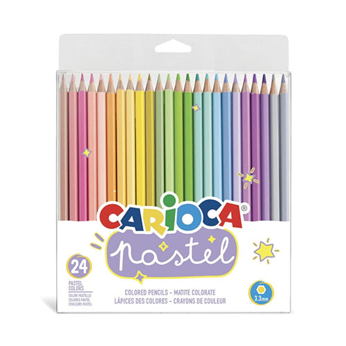 Caixa de 24 lápis de cores pastel CARIOCA com corpo hexagonal, dispostos em arco-íris de tons suaves.