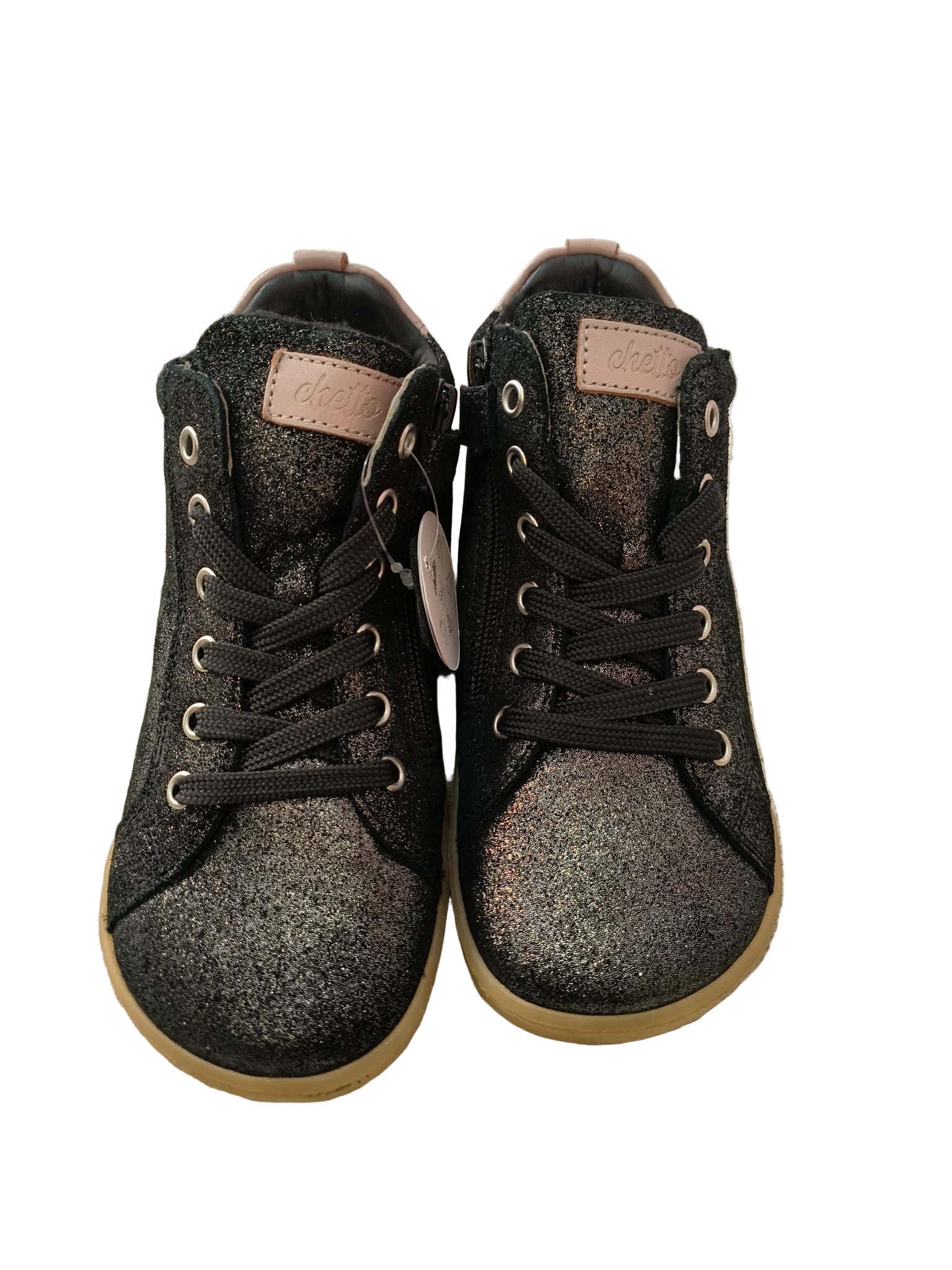 Par de botas Chetto Barefoot Pretas com glitter, atacadores e detalhes rosa, vista frontal em fundo branco.