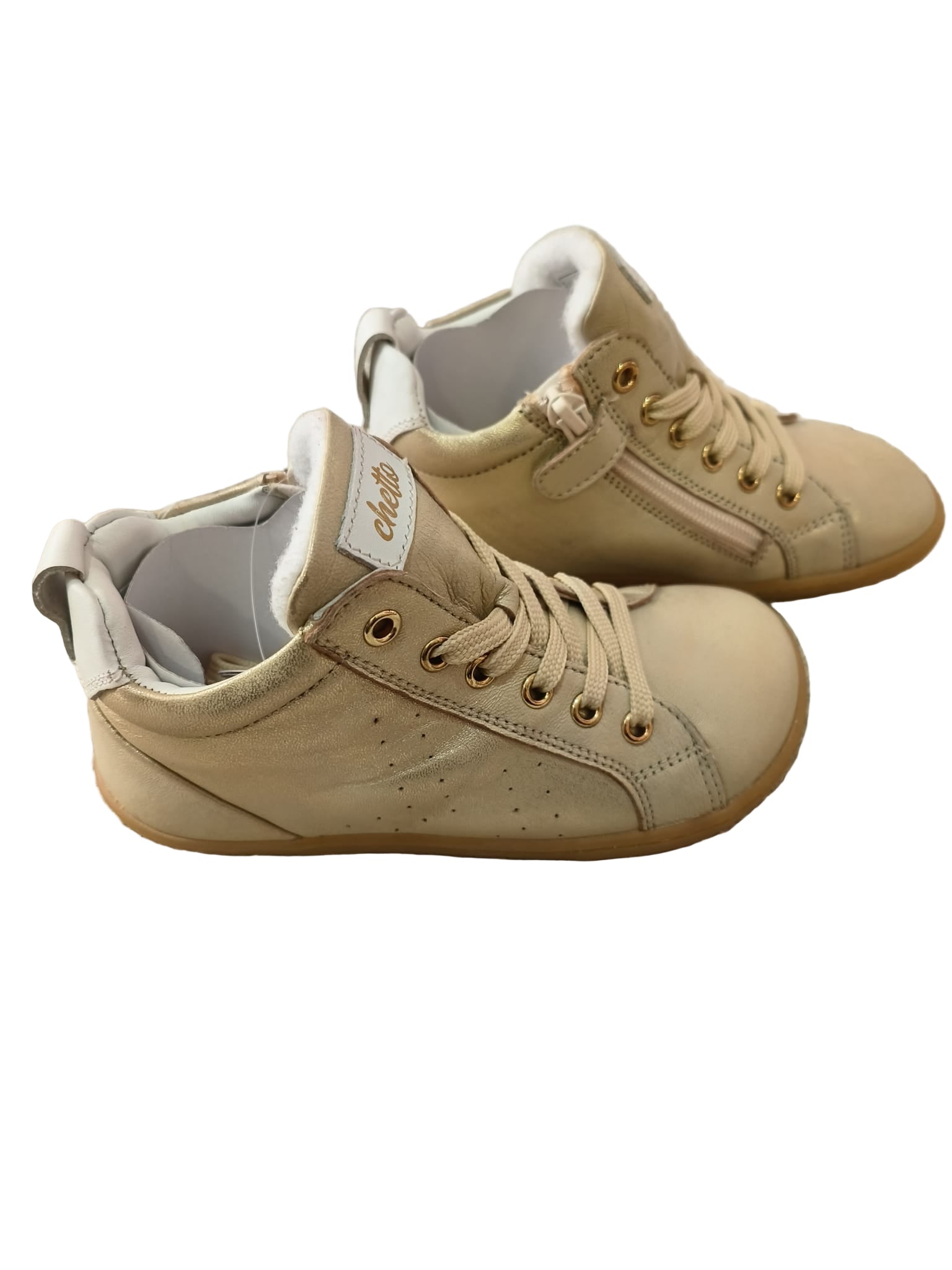 Chetto Botas Barefoot Dourado, par em vista lateral angulada, destacando o design e a cor metalizada.