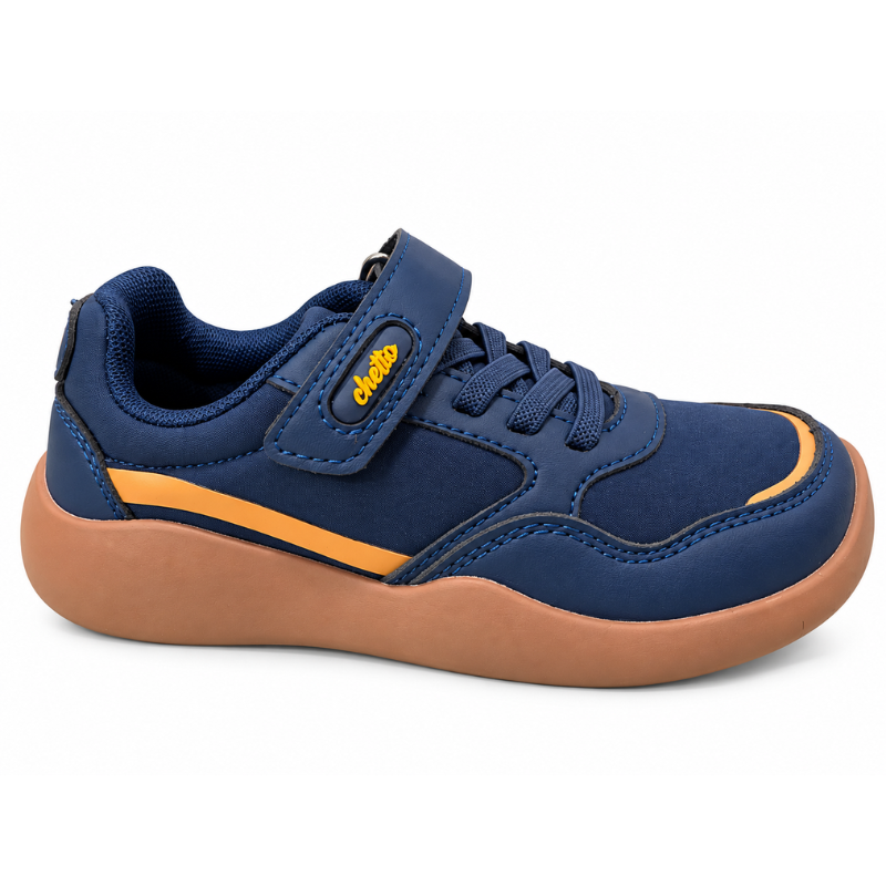 Par de sapatilhas barefoot Chetto em azul marinho, vista lateral, com fecho de velcro e biqueira larga
