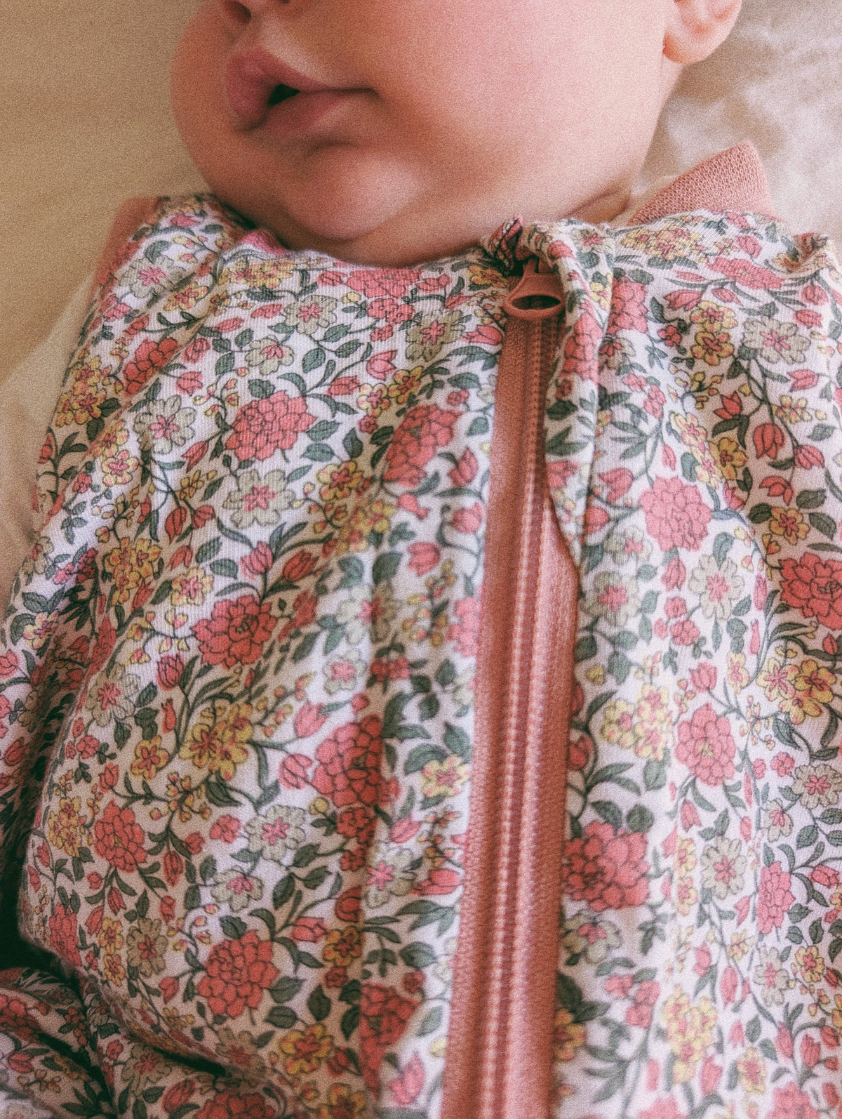 Pijama manta MolisandCo TOG 1.0 com pés e meias antiderrapantes na cor Peony, vestido por uma criança