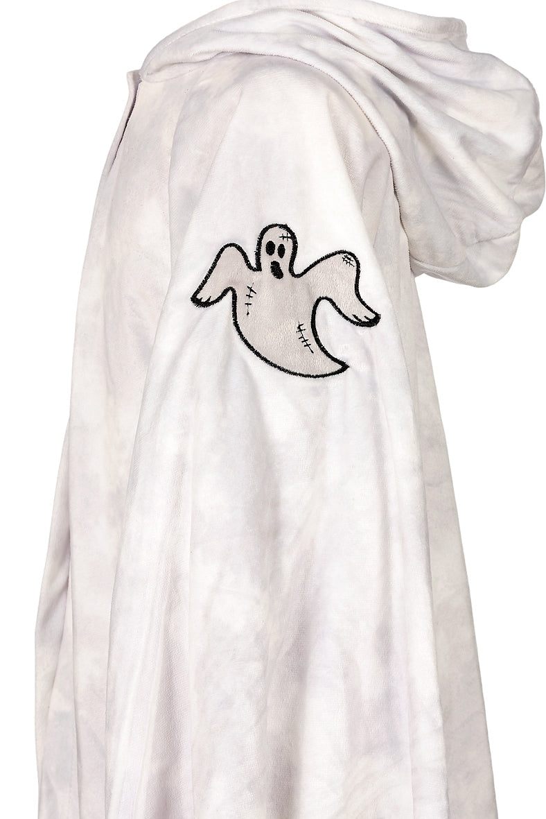 Criança com o fato de fantasma da Souza