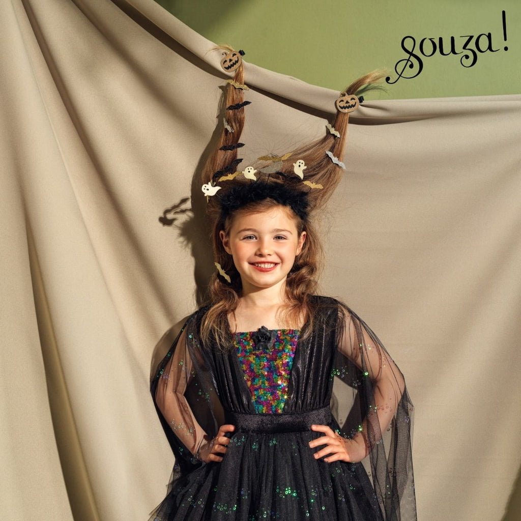 Menina com o vestido de bruxa Agatha da Souza