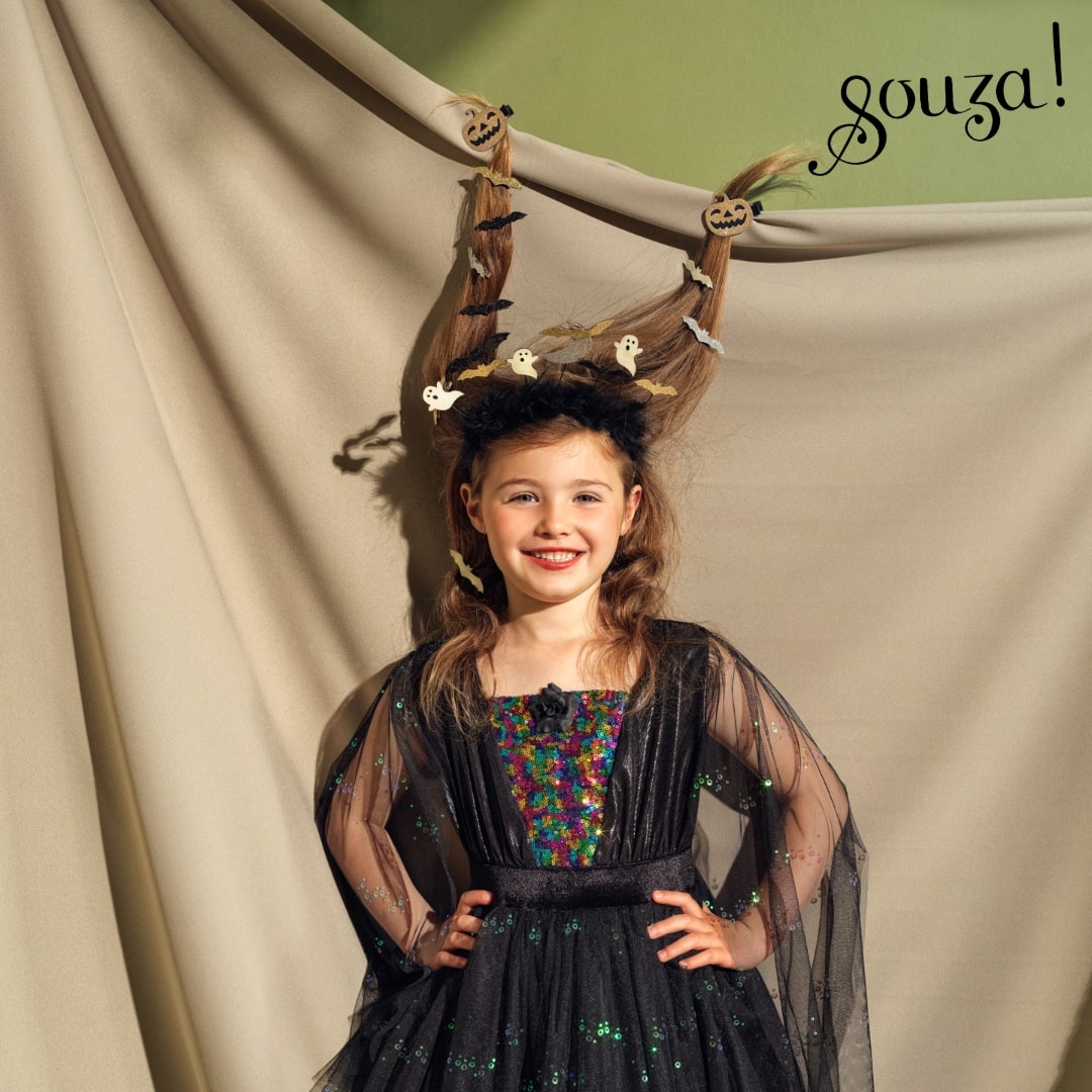 Menina com o vestido de bruxa Agatha da Souza