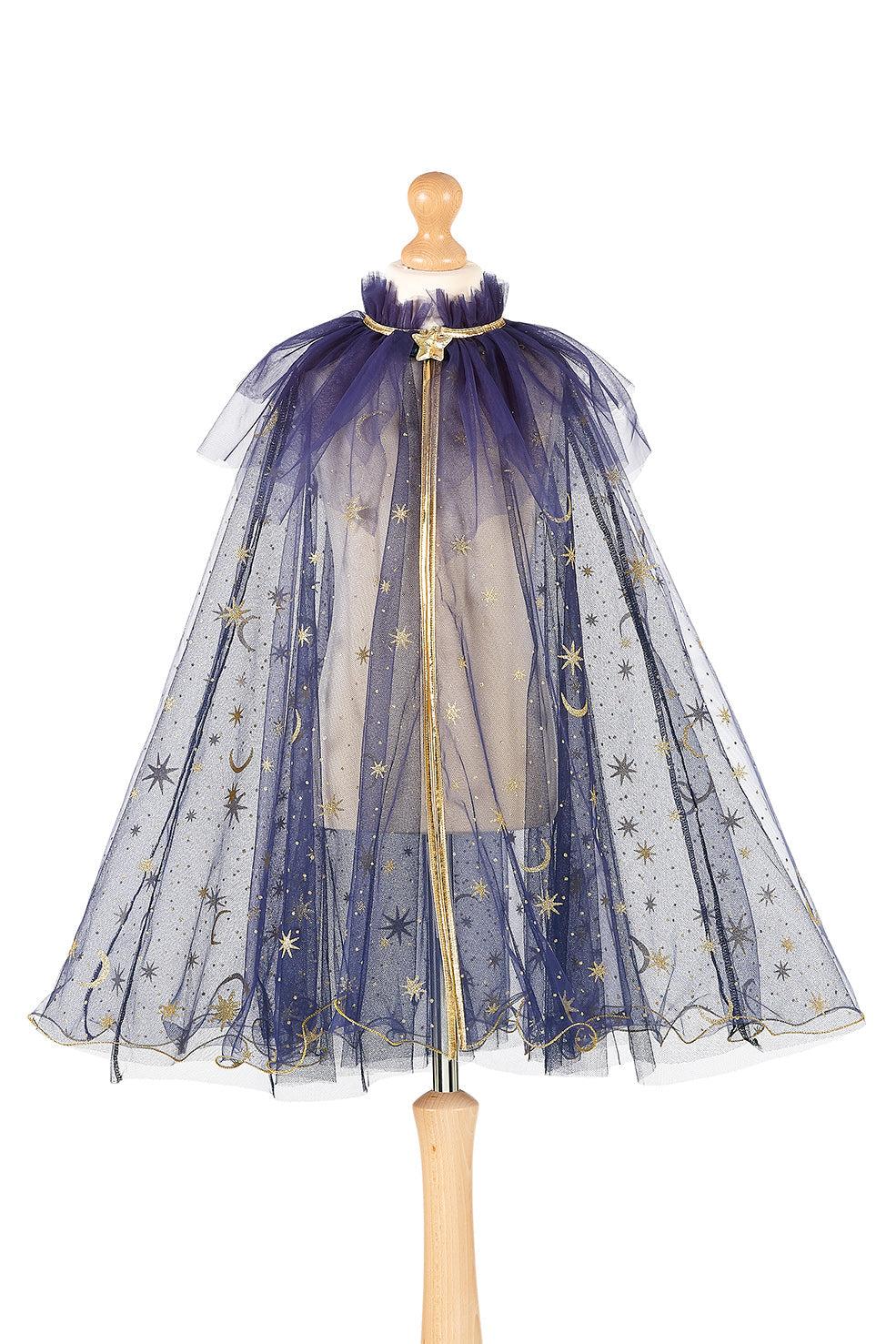 Capa Mélusine da Souza em tule azul com luas e estrelas douradas e gola de plumas
