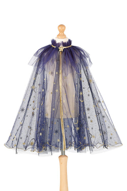 Capa Mélusine da Souza em tule azul com luas e estrelas douradas e gola de plumas