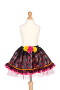 Conjunto Marisol da Souza com saia de tule de caveiras, tocado de flores e máscara