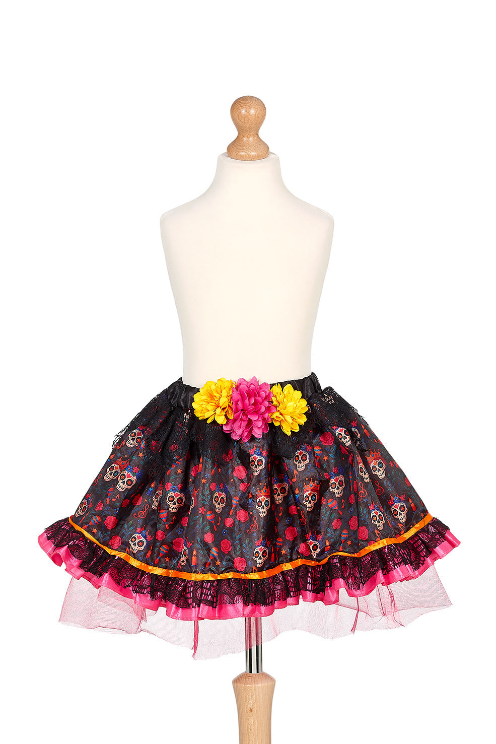 Conjunto Marisol da Souza com saia de tule de caveiras, tocado de flores e máscara