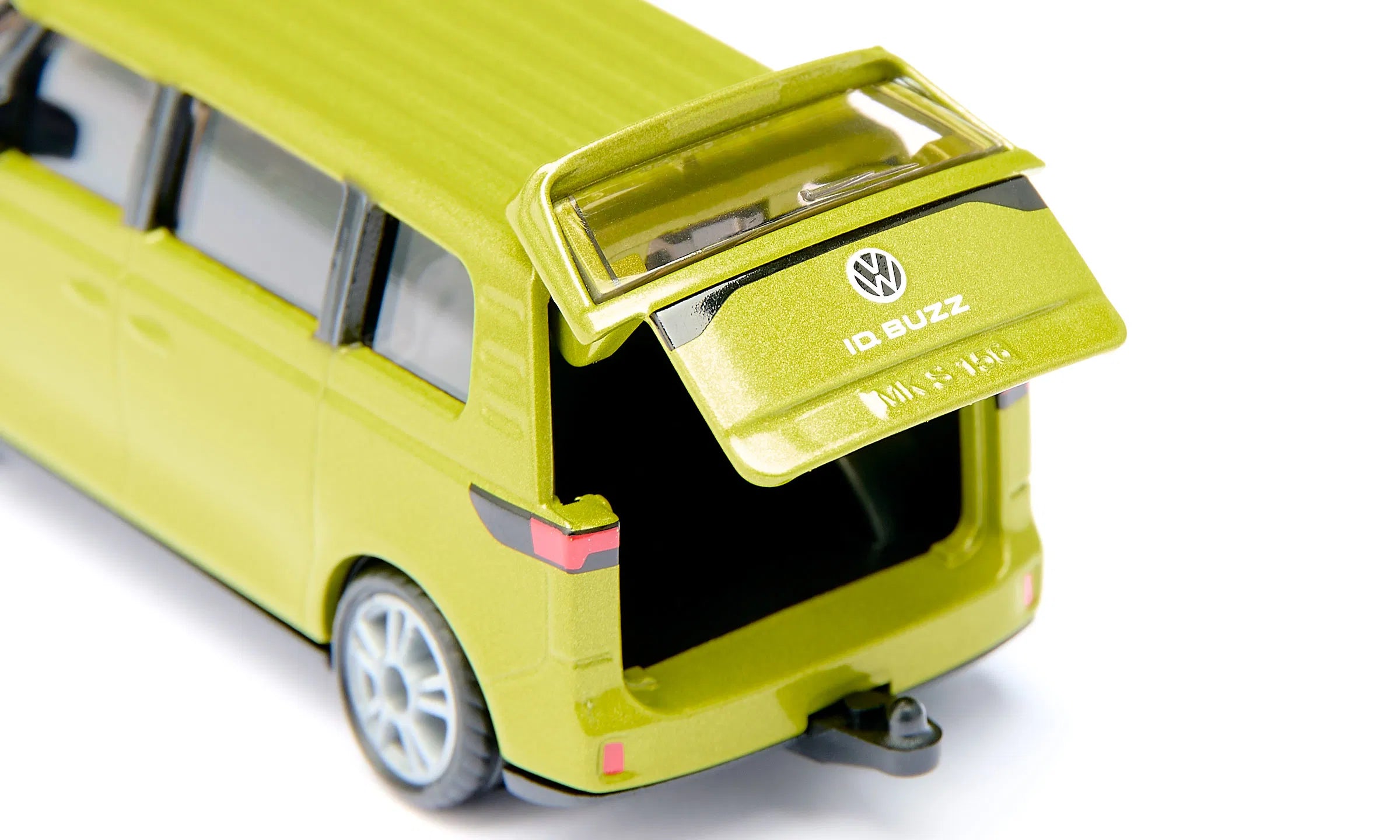Detalhe da traseira da miniatura SIKU VW Buzz, mostrando a porta do porta-bagagens aberta, revelando o interior e o logótipo VW.