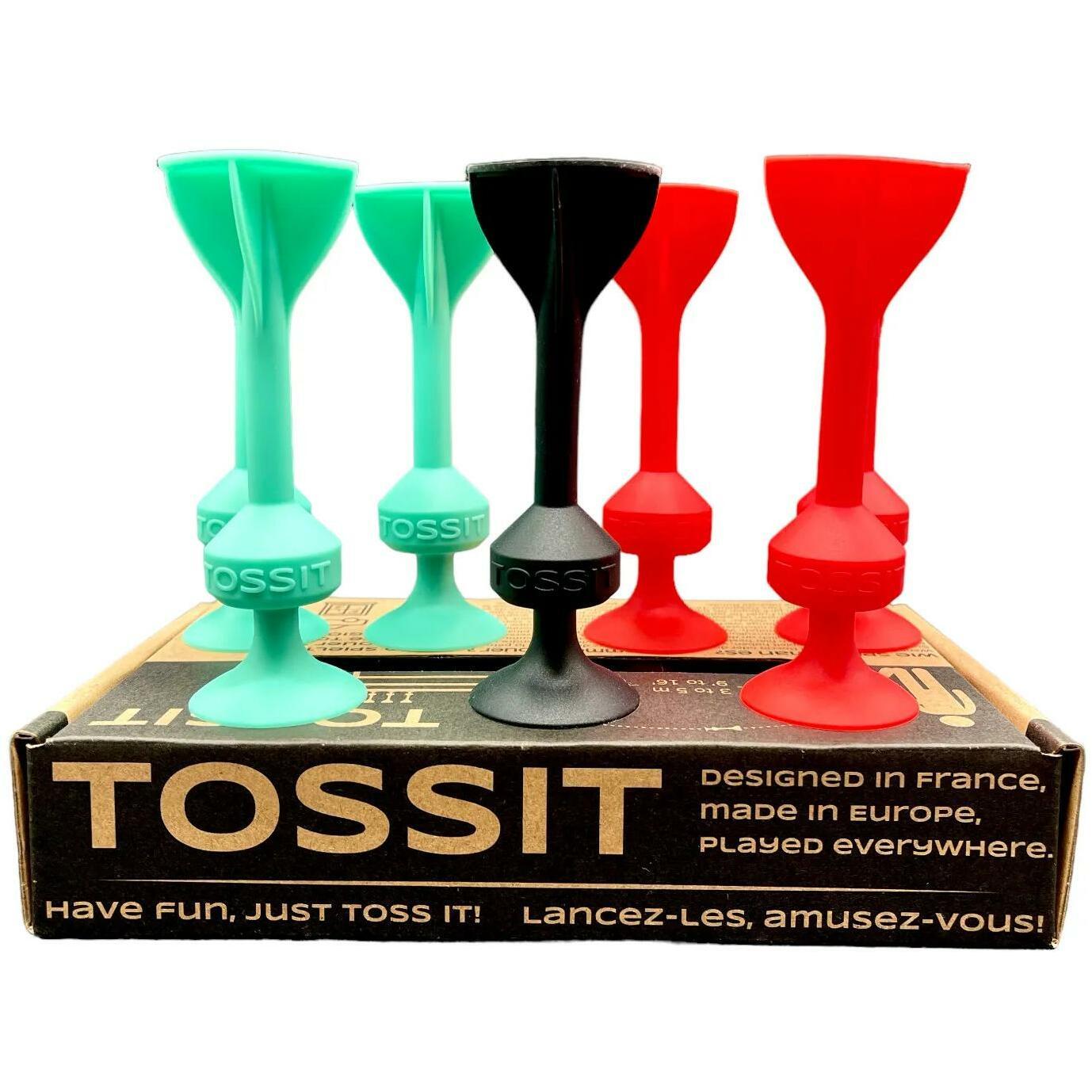 Conjunto de cinco dardos TOSSIT coloridos (verde, preto, vermelho) em cima da caixa de cartão com o logótipo TOSSIT.