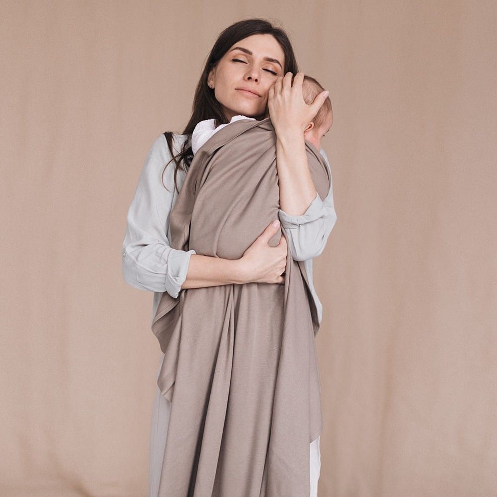 Muselina de modal Love and Carry na cor bege escuro, dobrada sobre fundo claro