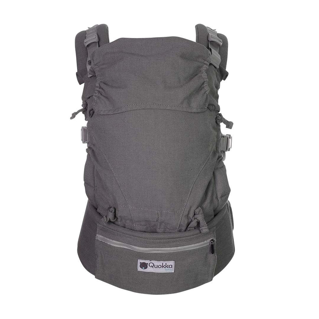 Mochila Quokkababy E-Carrier Light Grey em uso, com o bebé na posição em M
