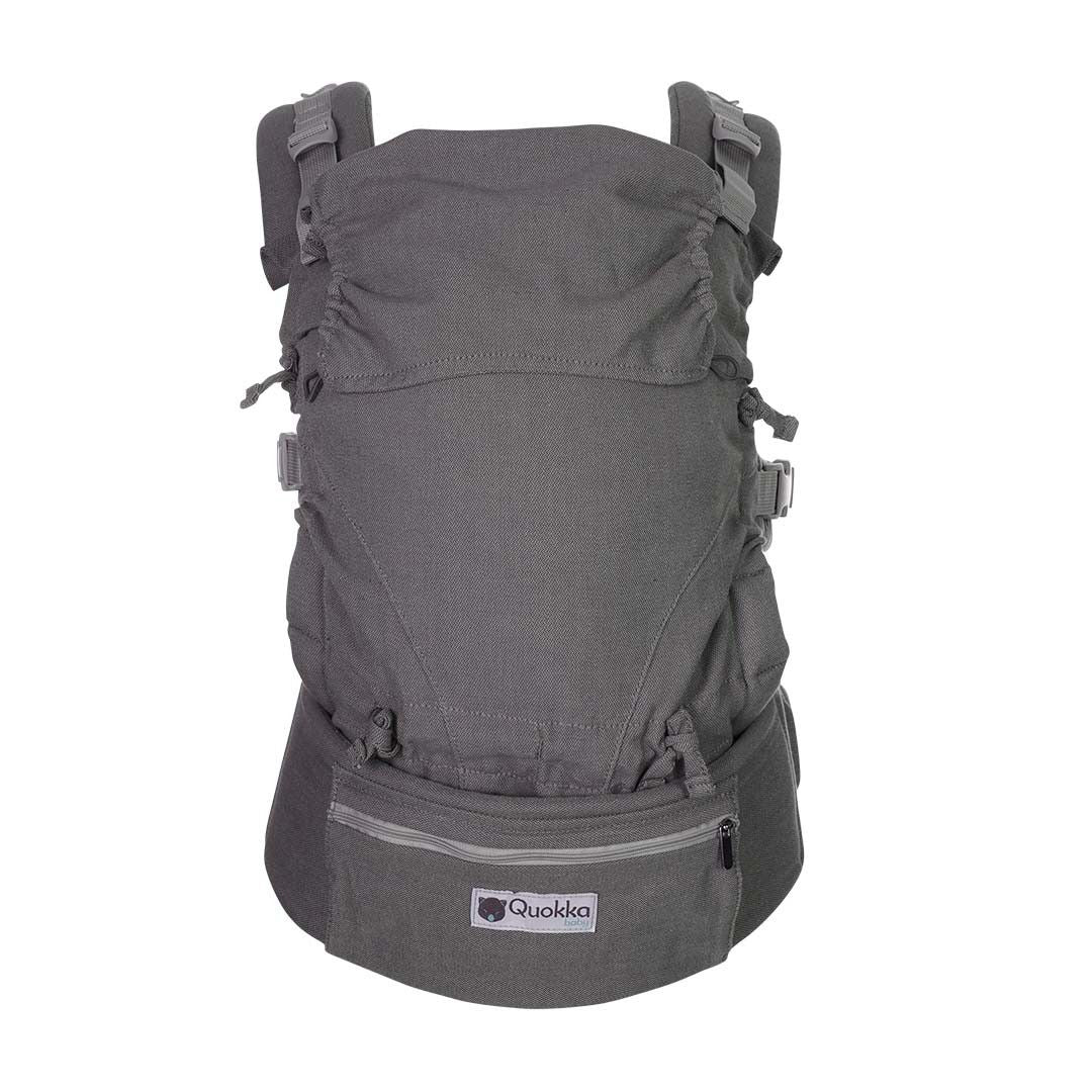 Mochila Quokkababy E-Carrier Light Grey em uso, com o bebé na posição em M