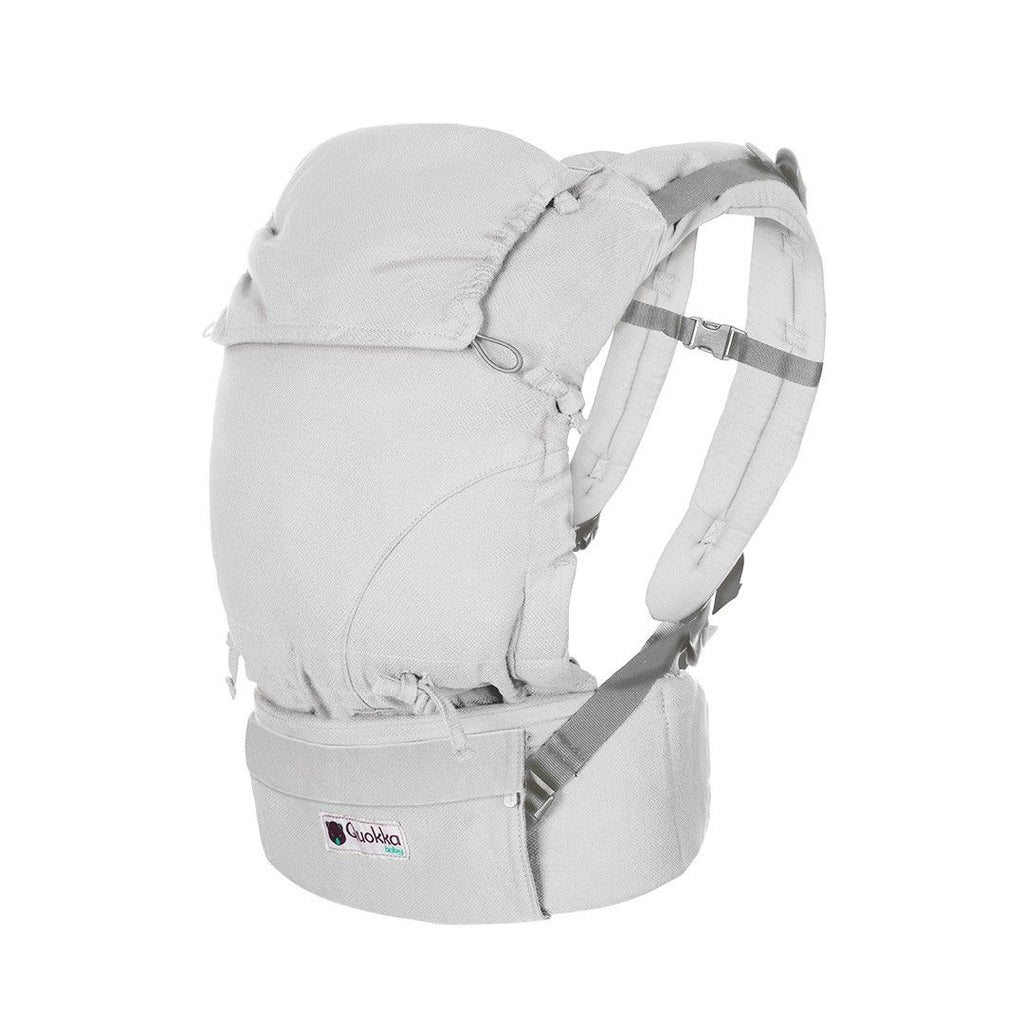Mochila Quokkababy E-Carrier Silver Diamond em uso, com o bebé na posição em M