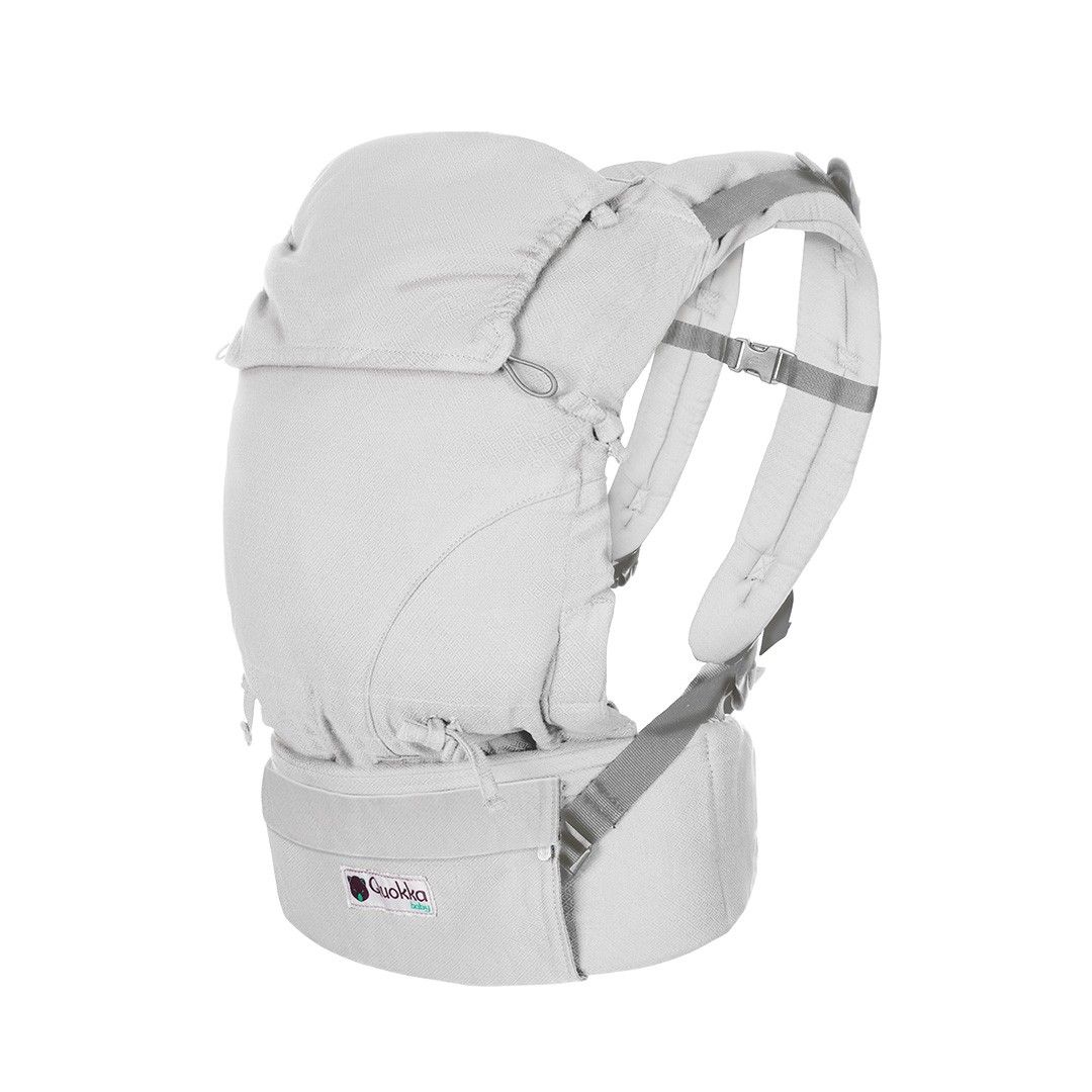 Mochila Quokkababy E-Carrier Silver Diamond em uso, com o bebé na posição em M