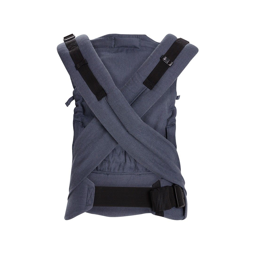 Mei tai Quokkababy Mei Carrier denim em uso, com o bebé na posição em M
