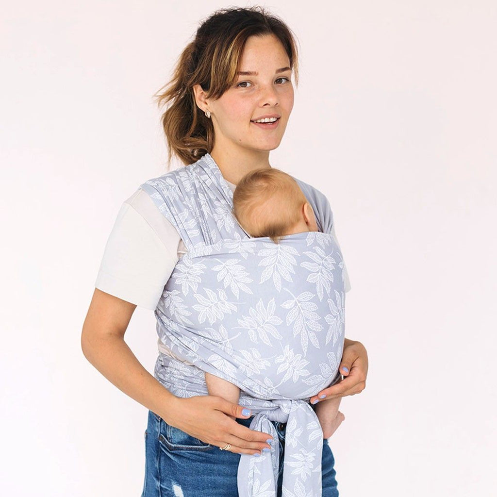 Fular elástico de modal Love and Carry na cor Dawn, com o bebé ao colo na posição em M