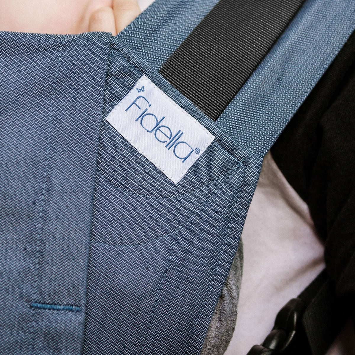 Fidella Fusion ToddlerSize Chevron Denim Blue em uso, com a criança na posição em M