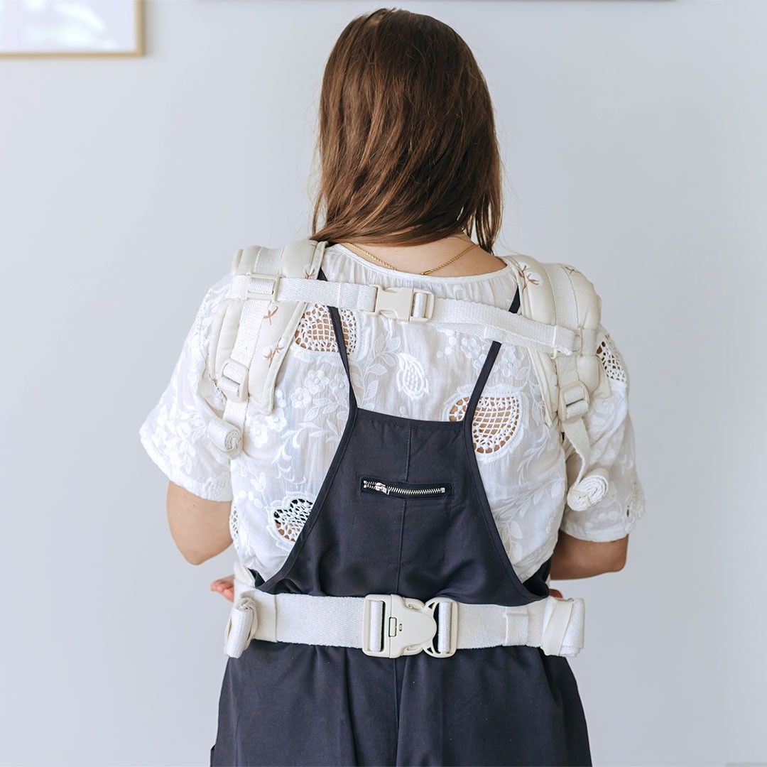 Fidella Fusion ToddlerSize Cotton Flower Pale Grey em uso, com a criança na posição em M