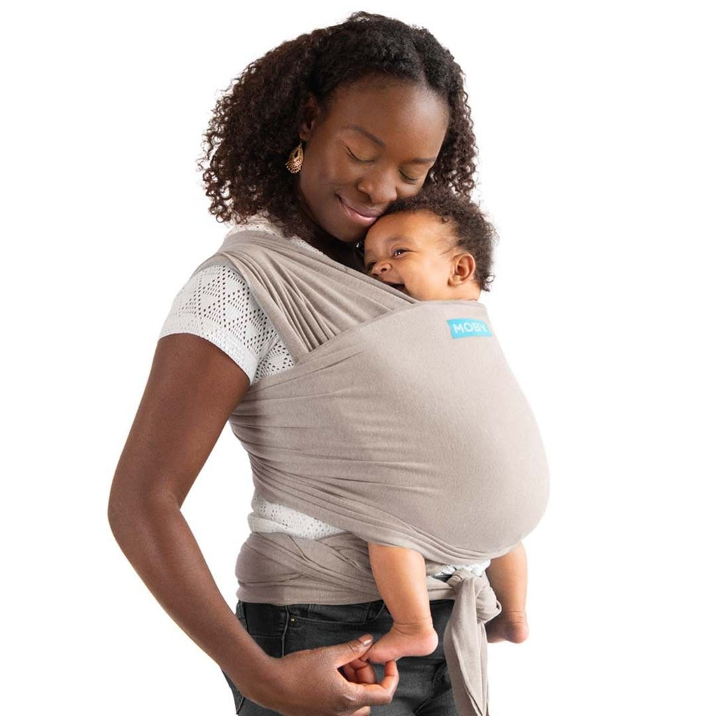 Pano elástico Moby Wrap Elements na cor Taupe, com o bebé ao colo