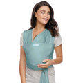 Pano elástico Moby Wrap Elements na cor Hydro, com o bebé ao colo