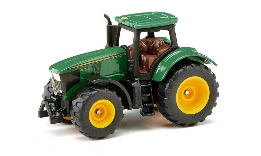 Miniatura do trator John Deere 6250R da SIKU, em cor verde e amarela, vista de um ângulo frontal lateral, destacando os pneus grandes e a cabine.