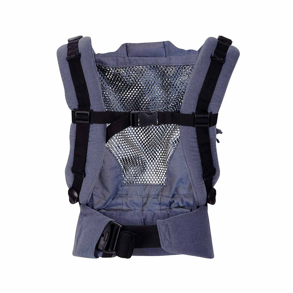 Mochila Quokkababy E-Carrier Mesh Denim em uso, com o bebé na posição em M