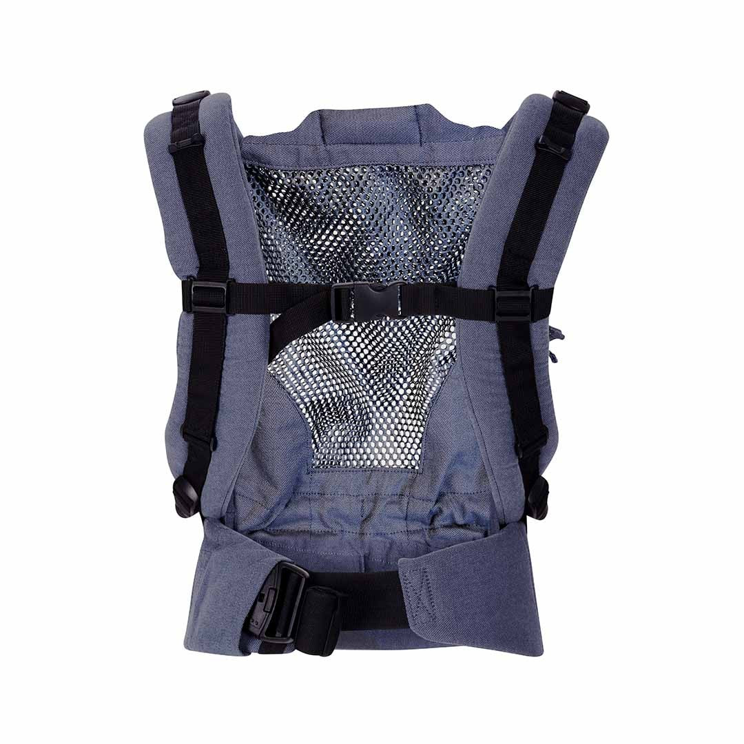 Mochila Quokkababy E-Carrier Mesh Denim em uso, com o bebé na posição em M