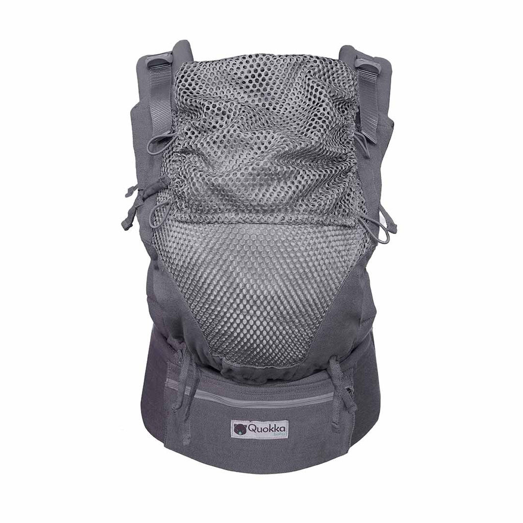 Mochila Quokkababy E-Carrier Mesh Light Grey em uso, com o bebé na posição em M