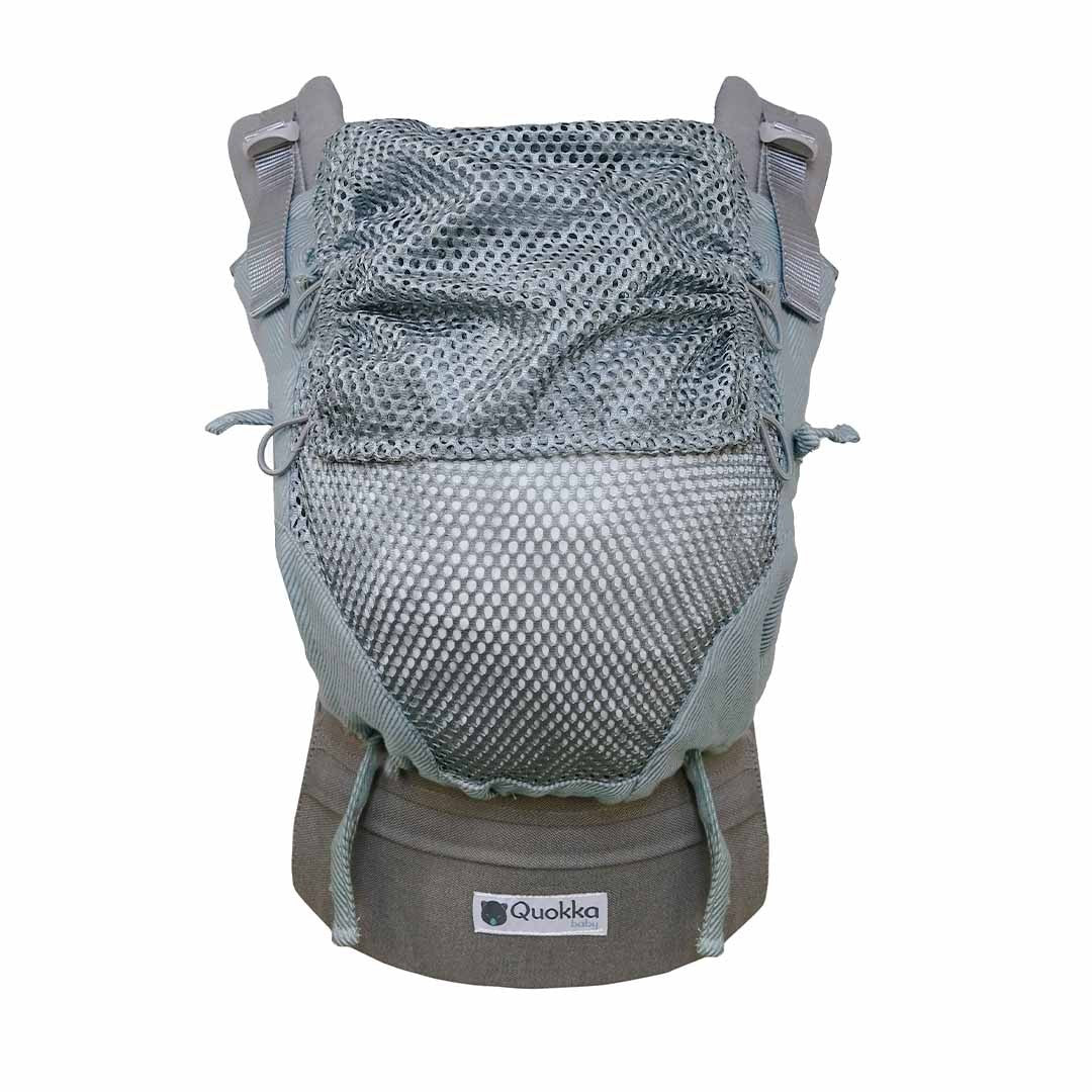 Mochila Quokkababy E-Carrier Mesh Mint em uso, com o bebé na posição em M