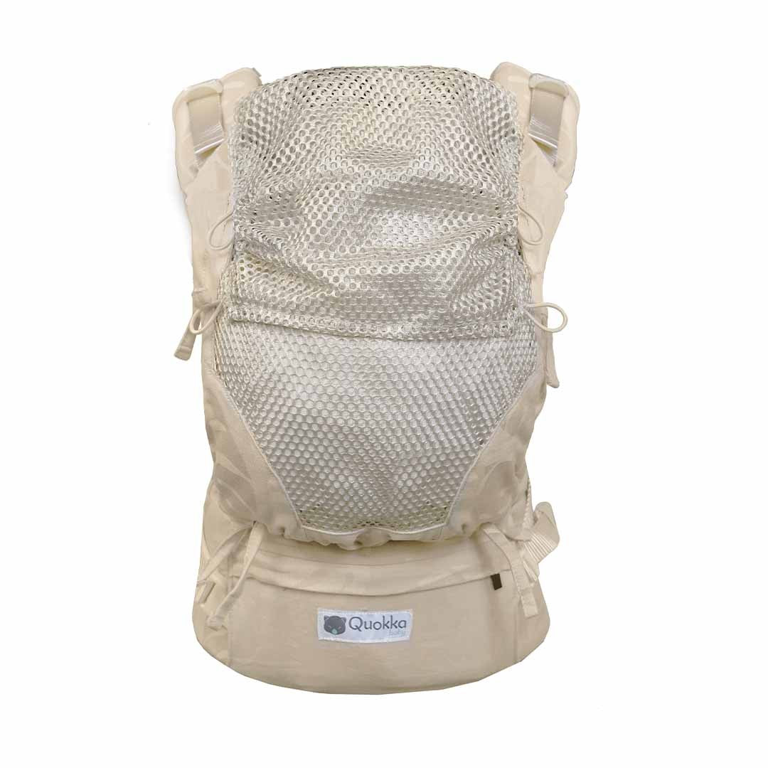 Mochila Quokkababy E-Carrier Mesh Taupe Leaves em uso, com o bebé na posição em M