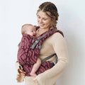 Mochila ergonómica Love and Carry ONE na cor Coral, vista de frente, com painel ajustável