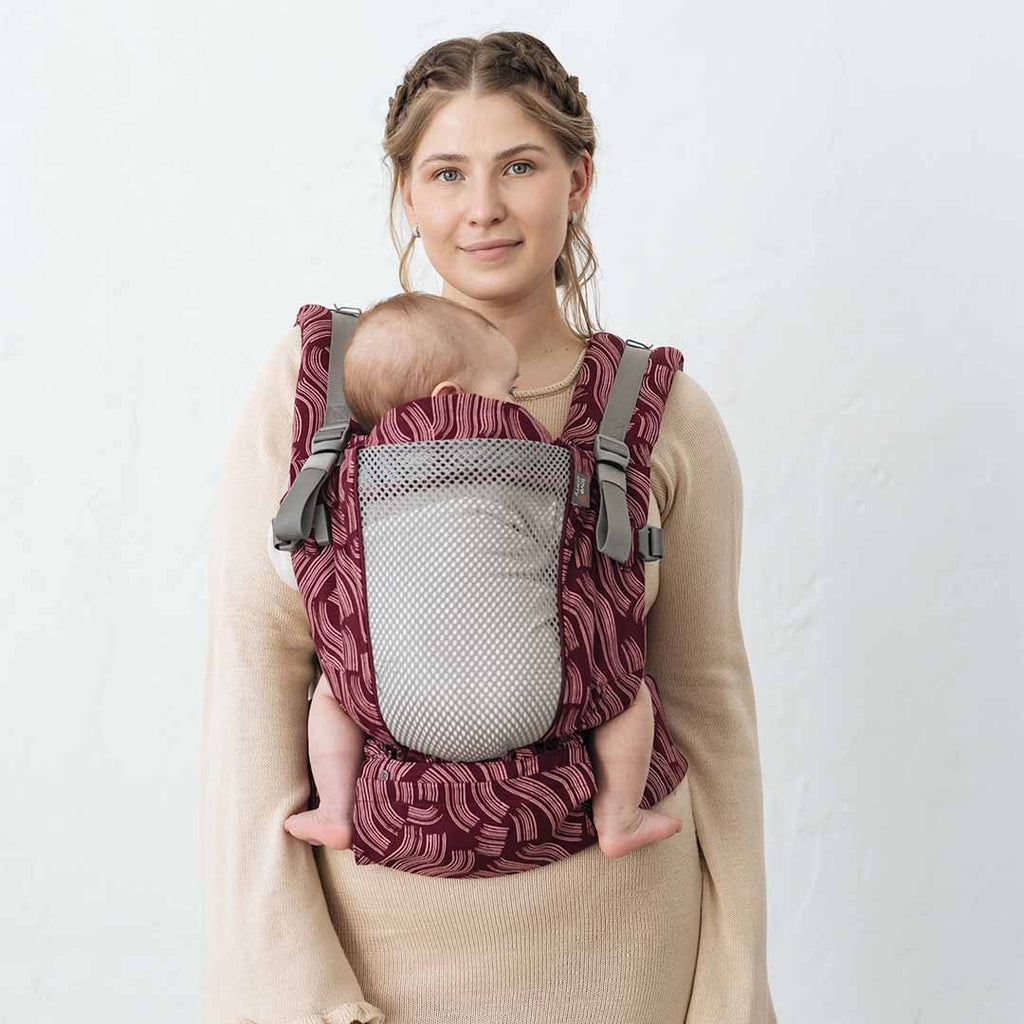 Pormenor do painel e do cinto da mochila Love and Carry ONE na cor Coral