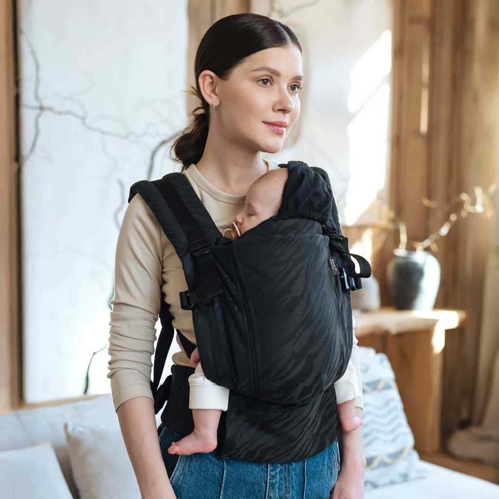Mochila ergonómica Love and Carry ONE na cor Truffle, vista de frente, com painel ajustável