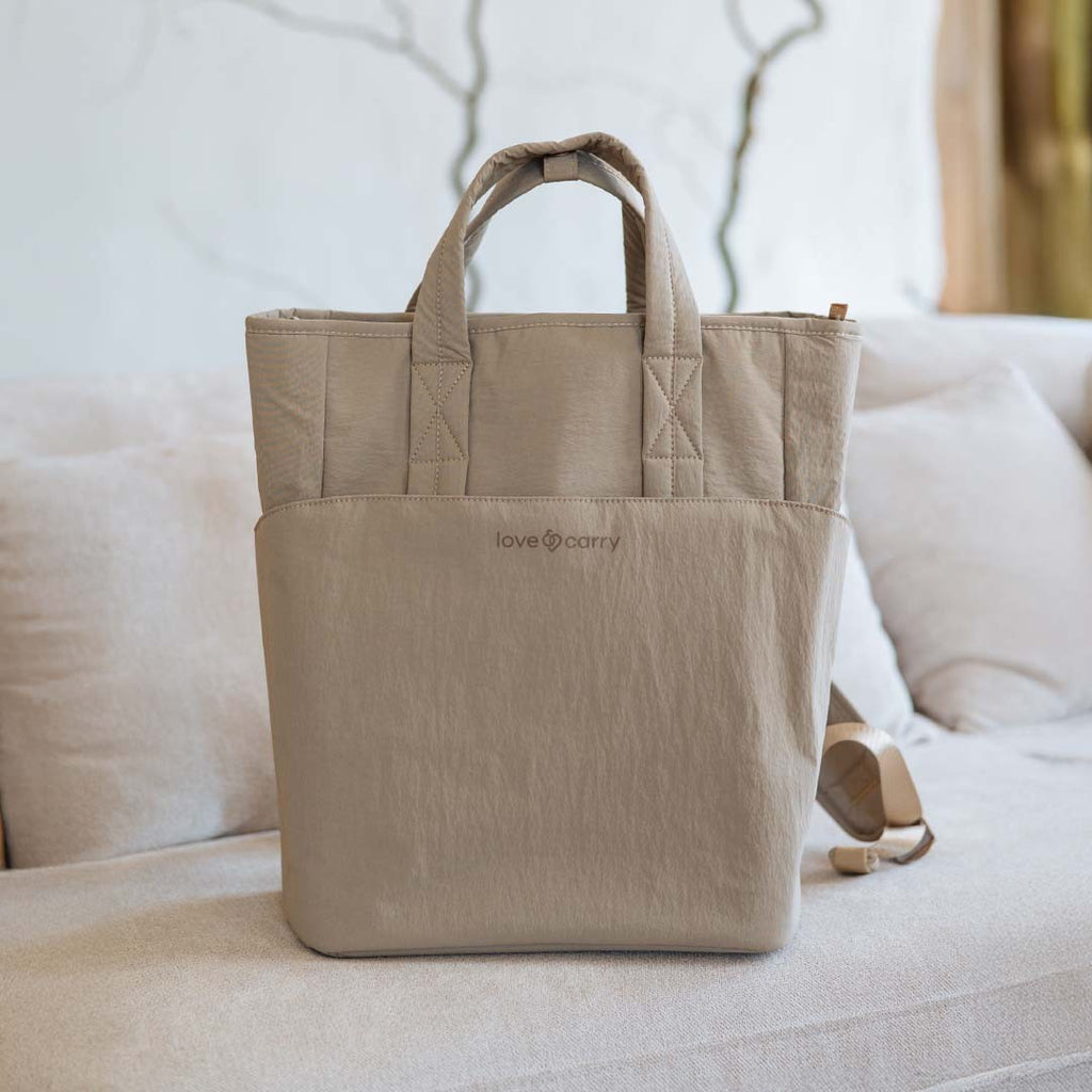 Interior e compartimentos da mochila maternal Love and Carry bege