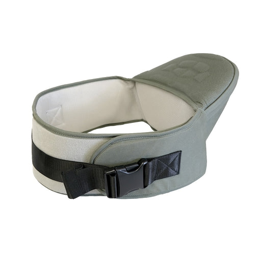 Assento de anca Quokkababy Hip Seat na cor verde sage, visto de frente com o cinto acolchoado