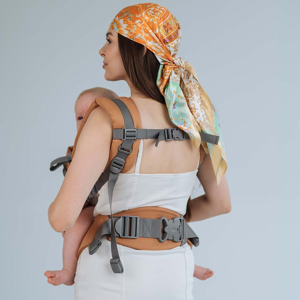 Mochila ergonómica Love and Carry AIR X na cor Terra, vista de frente, com painel de malha respirável
