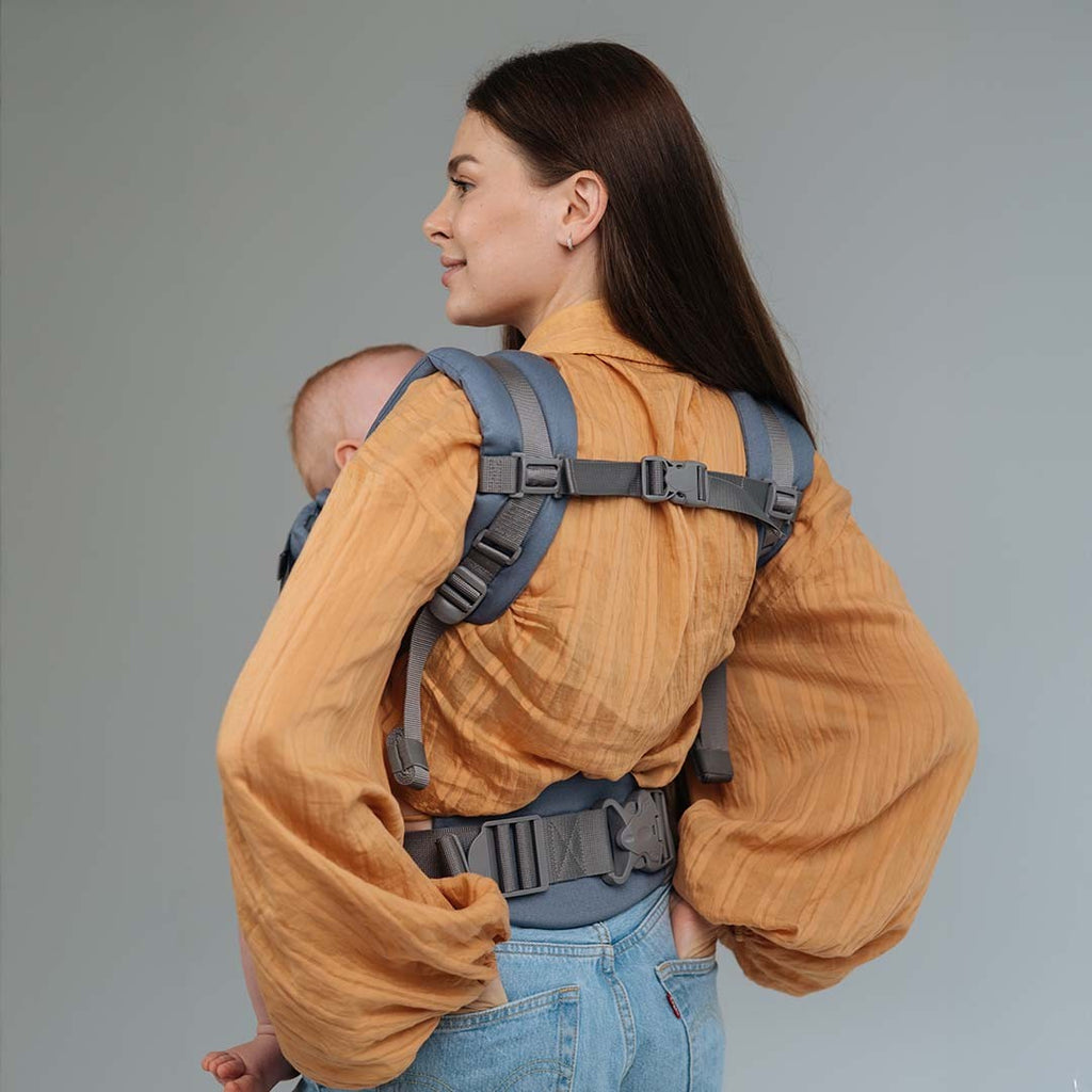 Pormenor do painel de malha 3D e do cinto lombar da mochila Love and Carry AIR X na cor Haze
