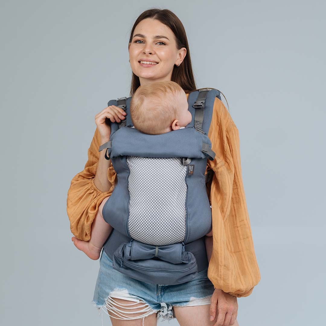 Mochila ergonómica Love and Carry AIR X na cor Haze, vista de frente, com painel de malha respirável