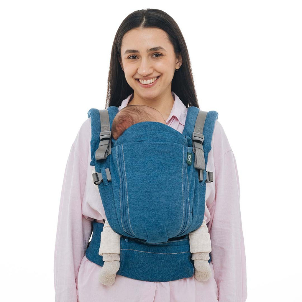 Mochila ergonómica Love and Carry ONE na cor Denim, vista de frente, com painel ajustável