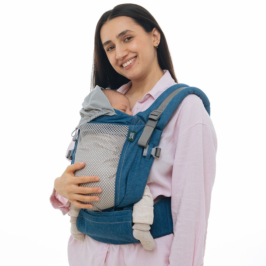 Pormenor do painel e do cinto da mochila Love and Carry ONE na cor Denim