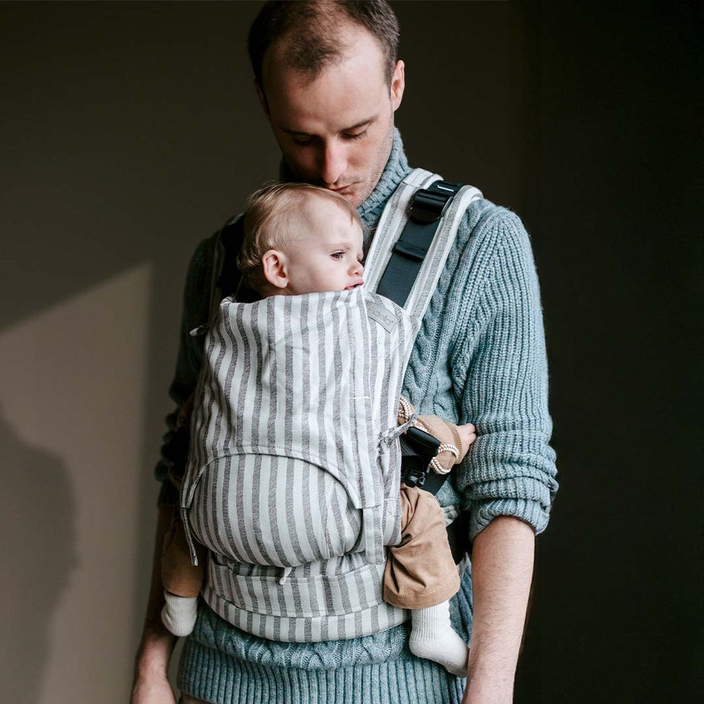 Fidella Fusion ToddlerSize Stripes Grey em uso, com a criança na posição em M