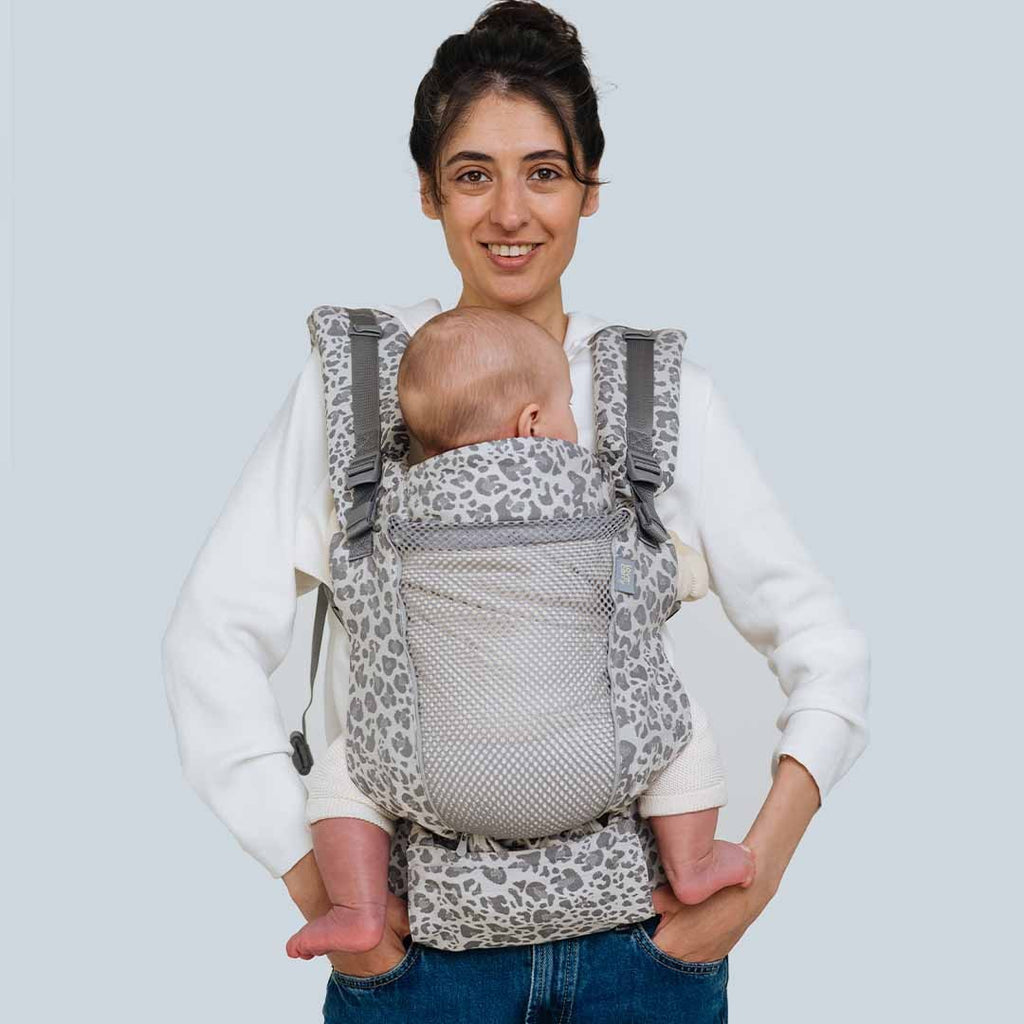 Mochila ergonómica Love and Carry ONE Evo na cor Leo, vista de frente, com painel ajustável e alças acolchoadas