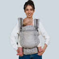 Mochila ergonómica Love and Carry ONE Evo na cor Leo, vista de frente, com painel ajustável e alças acolchoadas