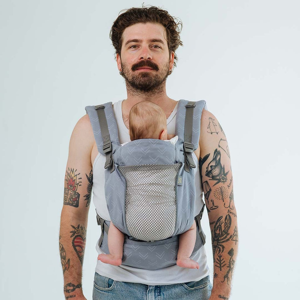 Mochila ergonómica Love and Carry ONE Evo na cor Monsoon, vista de frente, com painel ajustável e alças acolchoadas